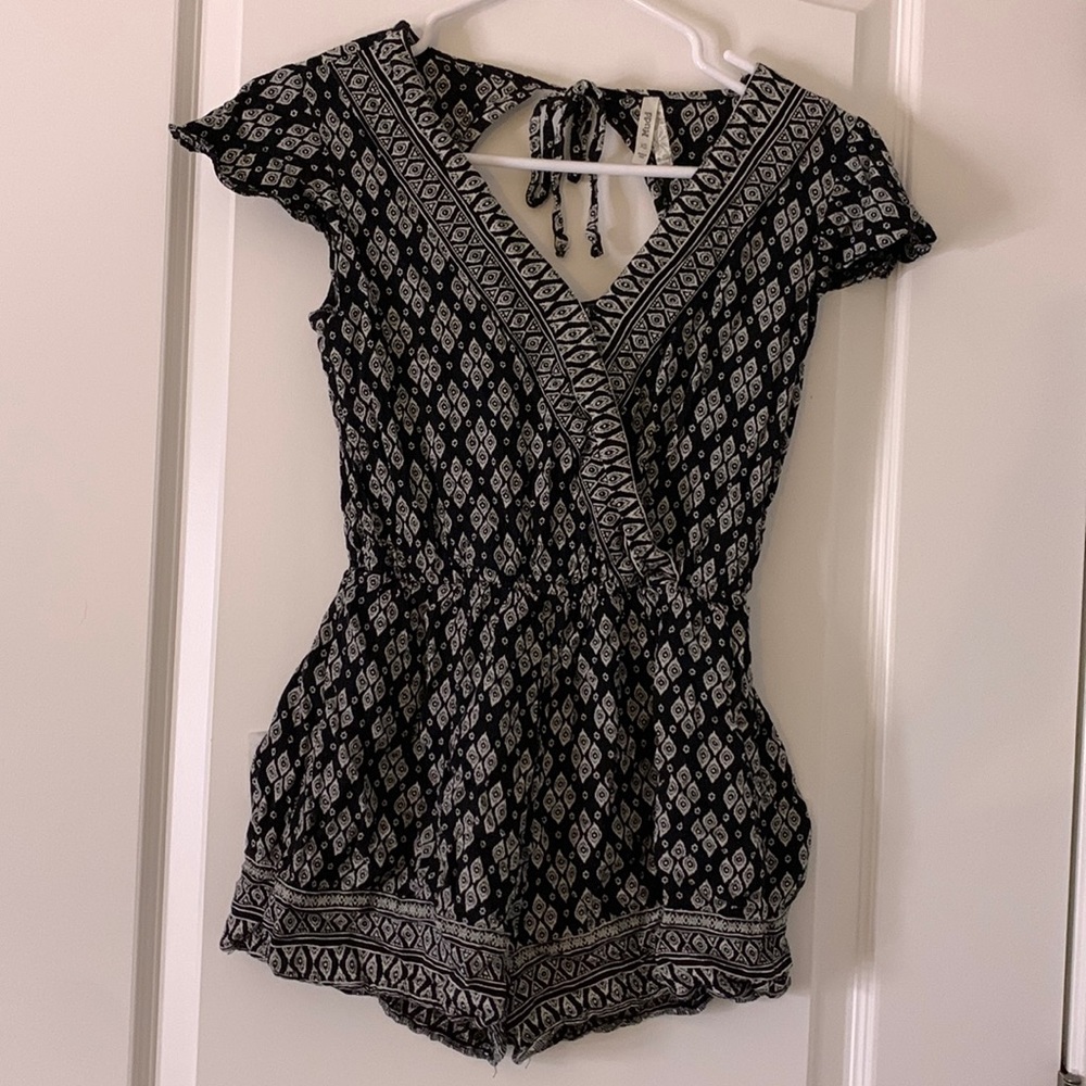 Black and White Geometric Romper 🖤🤍